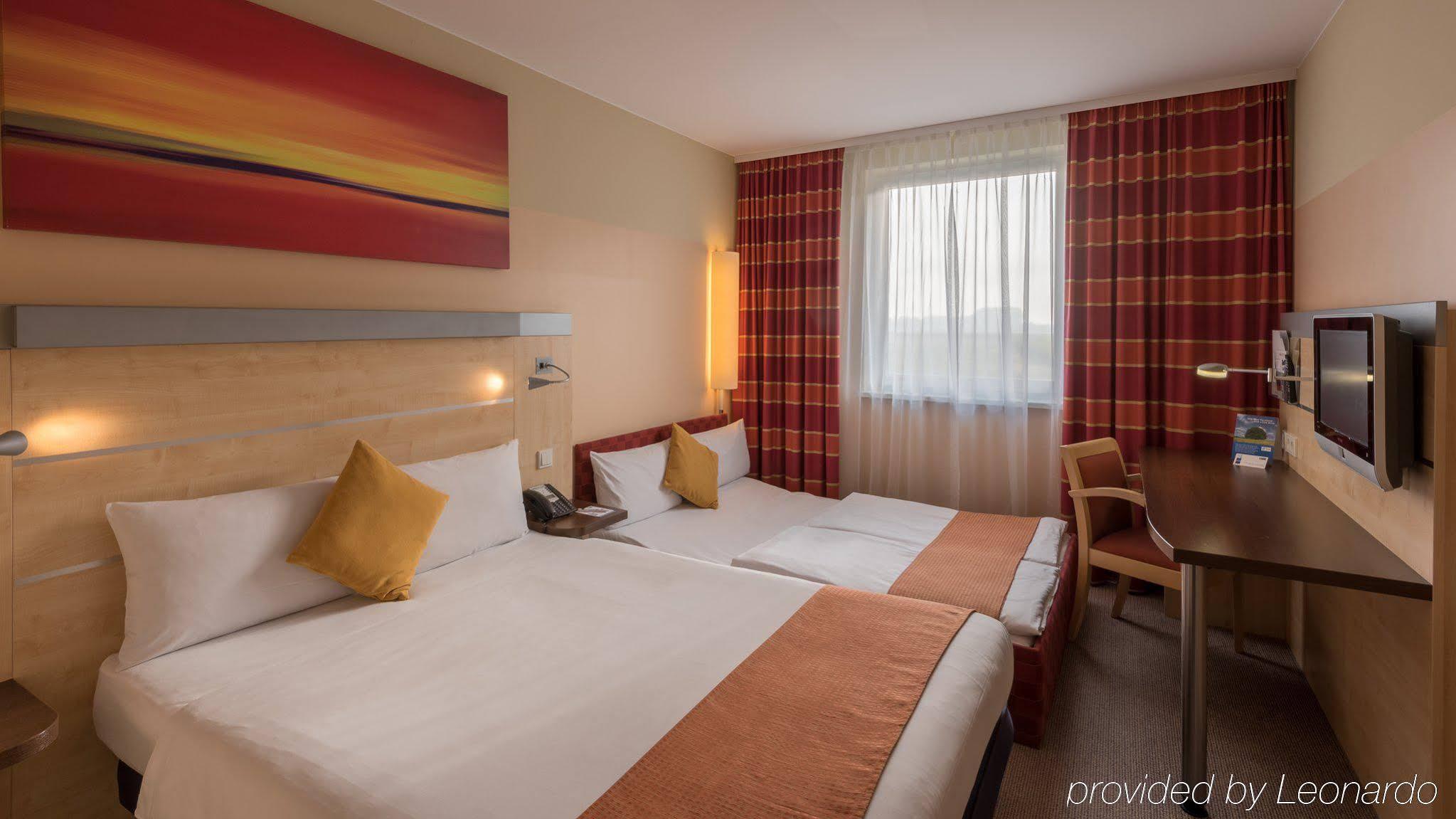 Holiday Inn Express Munich Airport Oberding Exterior photo