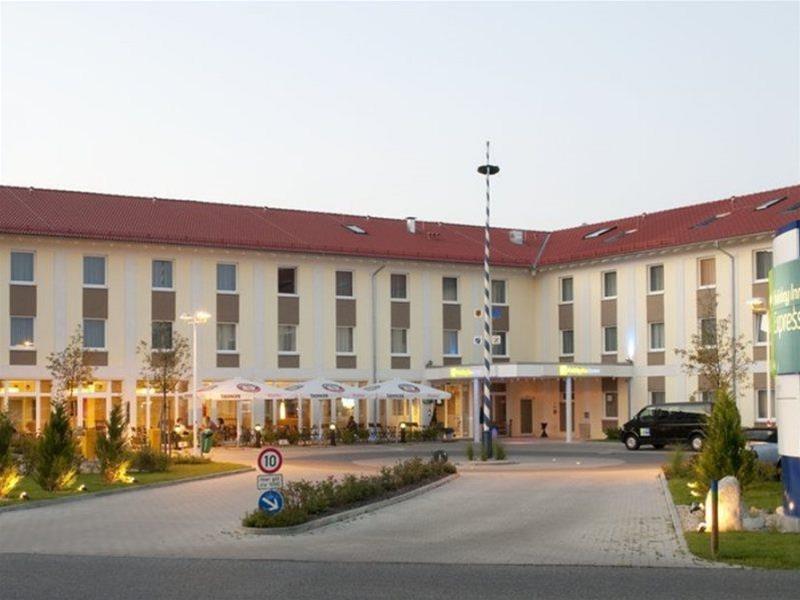 Holiday Inn Express Munich Airport Oberding Exterior photo