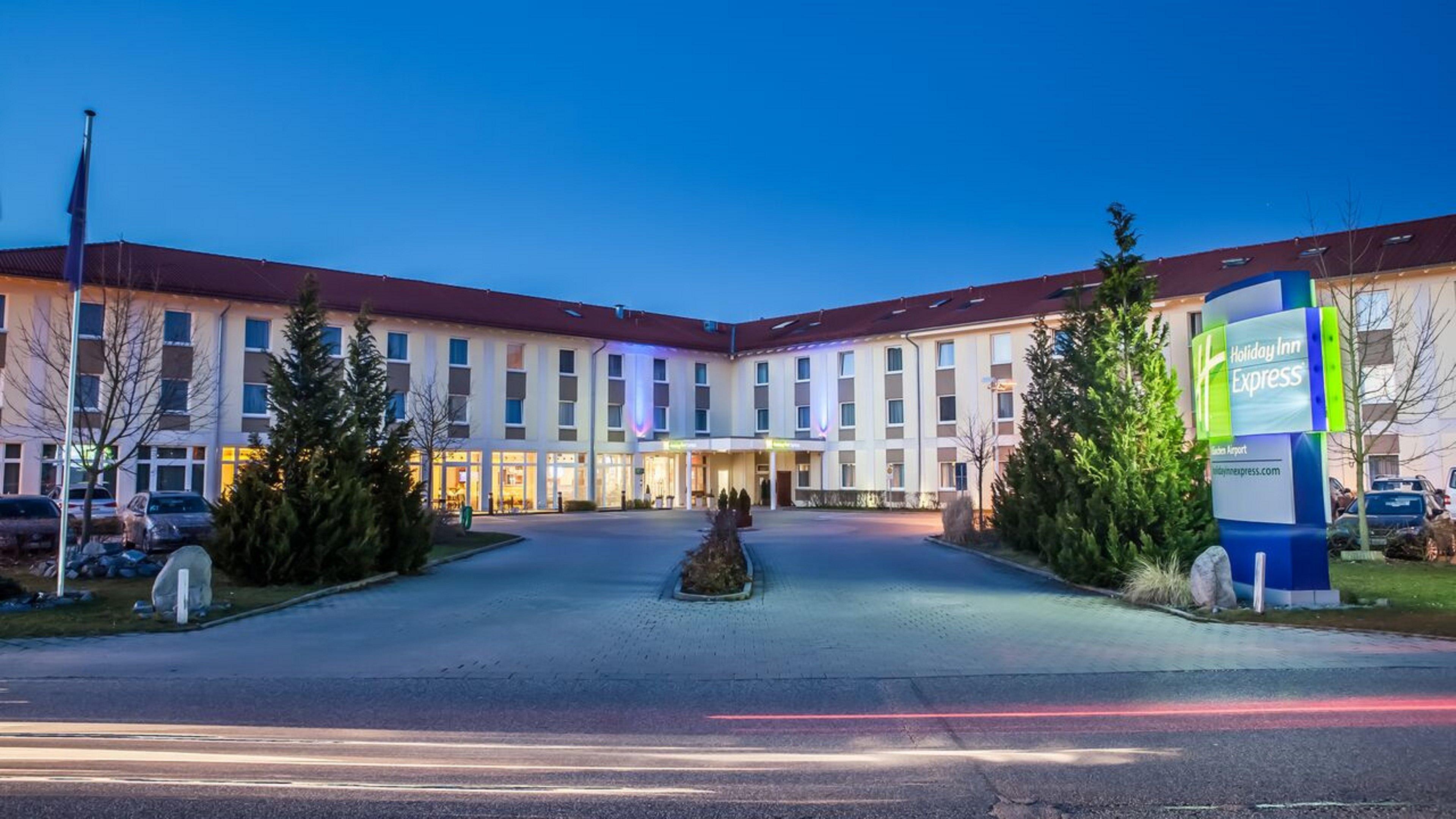 Holiday Inn Express Munich Airport Oberding Exterior photo
