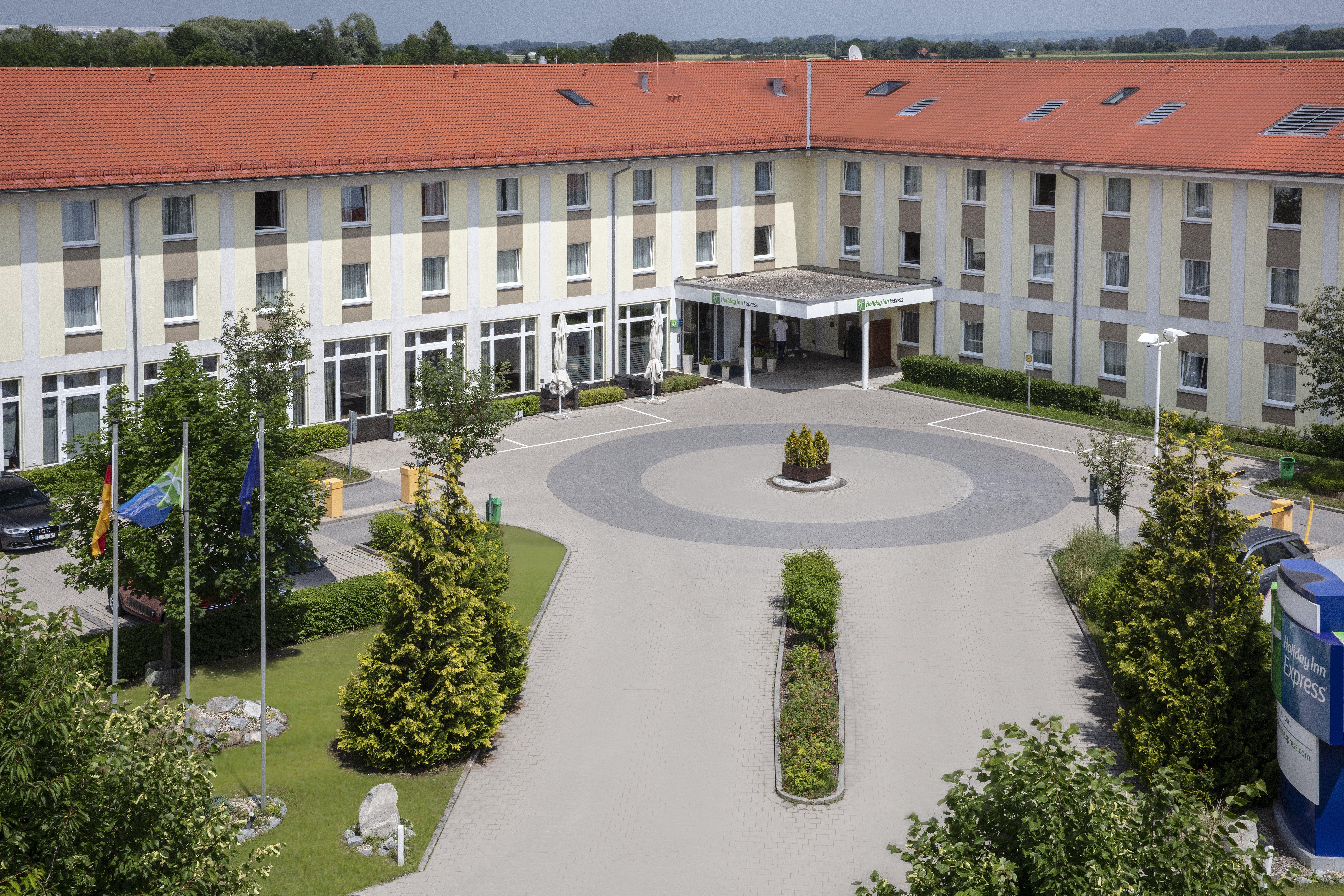 Holiday Inn Express Munich Airport Oberding Exterior photo